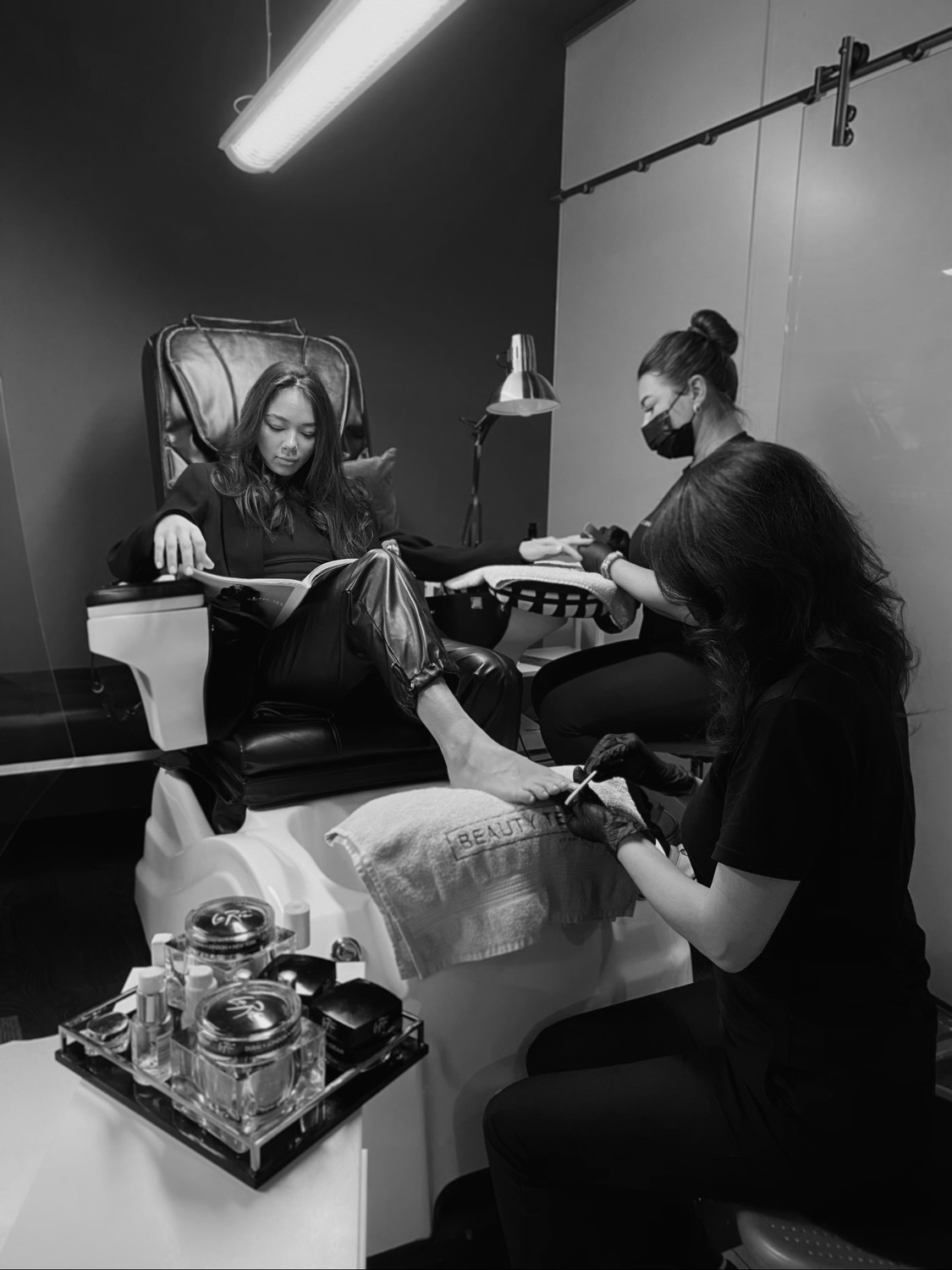 <span style="font-weight: bold;">Маникюр и педикюр в 4 руки</span>